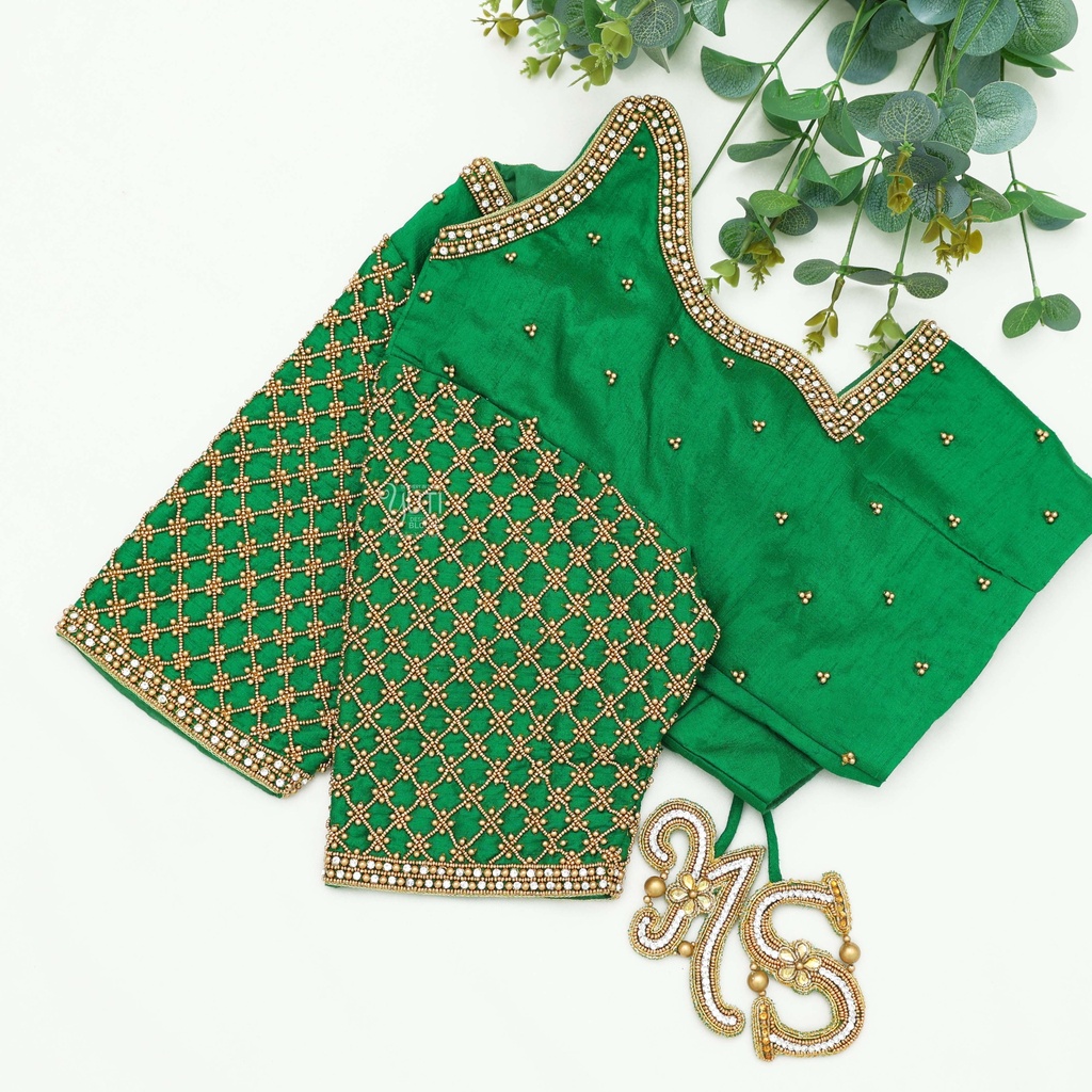 Fashionable in this shamrock green designer blouse Stitching