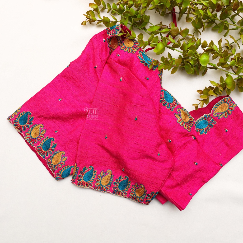 Loving the intricate details on this raspberry embroidery blouse! Stitching